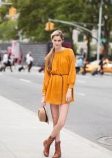 Robe moutarde avec des bottes marron