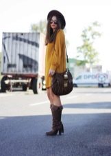 Moutarde avec accessoires marron foncé