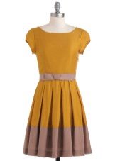 Robe moutarde avec marron