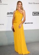 Blonde vêtue d'une robe brillante moutarde