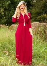Robe longue framboise à col en V