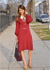 Accessoires pour une robe pourpre