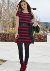 Robe pourpre en combinaison avec du noir