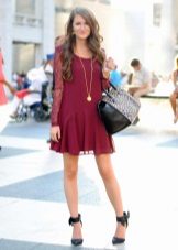 Robe marron en combinaison avec des chaussures noires et un sac