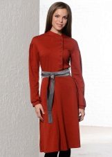 Robe couleur vin avec teinte terre cuite