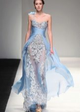 Robe en mousseline bleue au sol