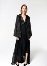 Veste sous une robe en mousseline noire