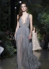 Robe grise en mousseline de soie par Elie Saab