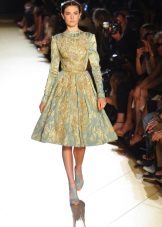 Robe de soirée dans le style d'un nouvel arc avec un imprimé