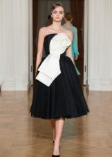 Robe de soirée noire au genou dans un style rétro