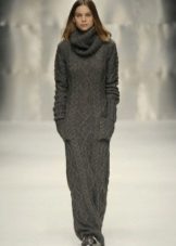 Robe tricotée avec des tresses au sol