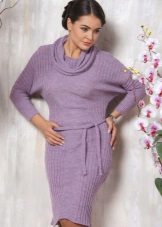 Robe tricotée avec un col pour le plein