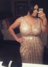 Longue robe dorée pour femme aux seins luxuriants