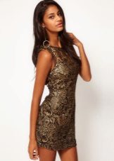 Robe marron avec imprimé doré