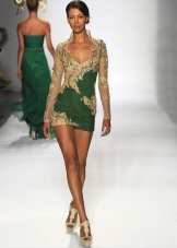 Robe verte en combinaison avec la couleur or