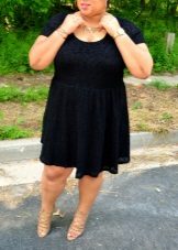 Robe tunique en guipure noire