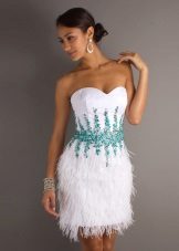 Robe de mariée avec des décorations bleues