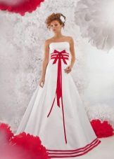 Robe de mariée avec des éléments rouges