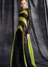 Robe de couleur avec des manches en dentelle