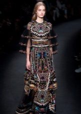 Robe de couleur avec des manches transparentes luxuriantes