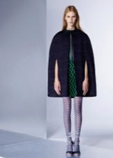 Robe de couleur avec cape