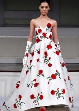Robe de mariée avec roses rouges