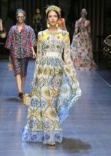 Robe de couleur fermée au sol