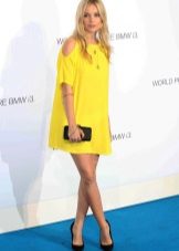 Robe jaune pour blonde aux yeux clairs