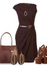 Sandales marron sous une robe marron