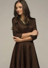 Robe marron à manches