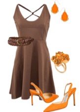 Sandales orange sous une robe marron