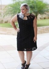 Robe noire à la mode pour une femme complète de petite taille
