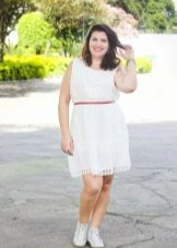 Robe courte blanche pour une femme pleine de petite taille