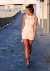 Robe fine, courte et laiteuse à la guipure