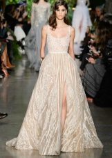Robe longue longue en lait avec une fente