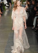 Longue robe transparente au sol avec une dentelle imprimée de couleur laiteuse