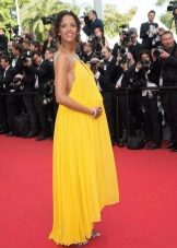 Robe élégante en fine matière naturelle pour femme enceinte
