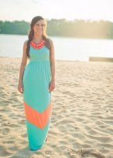 Robe vert de mer avec inserts de corail et bijouterie