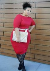 Robe rouge pour les très grosses femmes avec une pomme