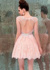 Robe courte en dentelle et pêche