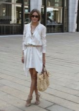 Robe blanche safari pour une date