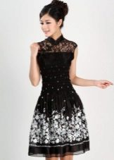 Robe noire avec imprimé floral blanc à la chinoise