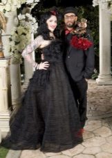Robe de mariée dans un sol noir