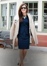 Manteau pour une robe stricte pour les réunions d'affaires