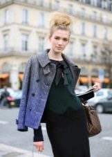 Coiffure chignon pour une robe dans un style d'affaires