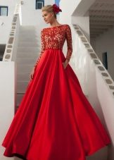 Robe longue rouge moelleuse avec haut en dentelle