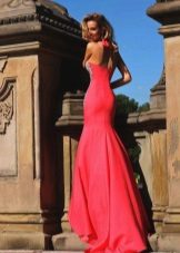 Robe longue avec train rouge