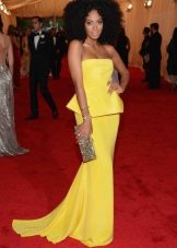 Longue robe jaune avec un basky et un décolleté
