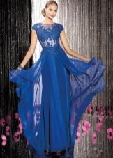 Belle robe bleue au sol