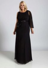 Longue dans une robe noire pour la pleine